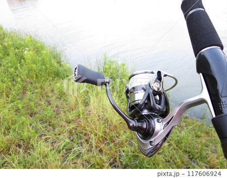 ルアーフィッシングのロッドとリールを使って釣り場で魚釣りを楽しむ 117606924