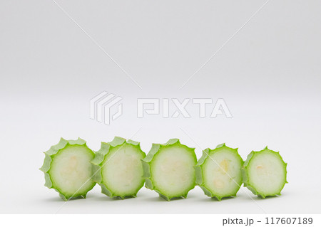 ヘチオクの素材写真 十角糸瓜 ヘチマとオクラの掛け合わせと思われている野菜 ヘチオクの素材写真 十角糸瓜 ヘチマとオクラの掛け合わせと思われている野菜 117607189