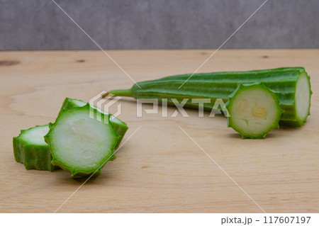ヘチオクの素材写真　十角糸瓜　ヘチマとオクラの掛け合わせと思われている野菜 117607197