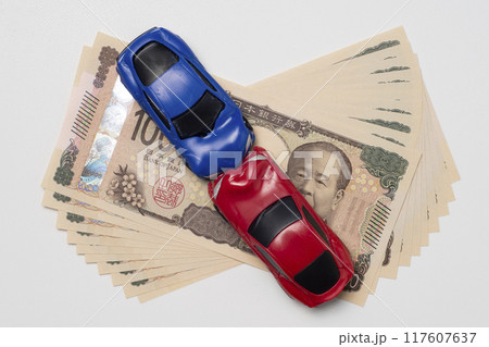衝突事故のミニカーと新紙幣の十万円 117607637