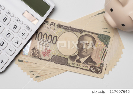 新紙幣で10万円と貯金箱と電卓を俯瞰で 117607646