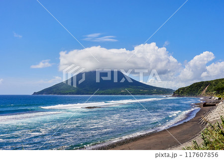 長崎鼻から見る川尻海岸と開聞岳 117607856