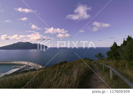 Road next to the coast and the harbour of Laredo 117608309