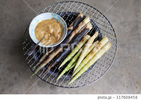 炭火で焼いた根曲がり竹 117608458