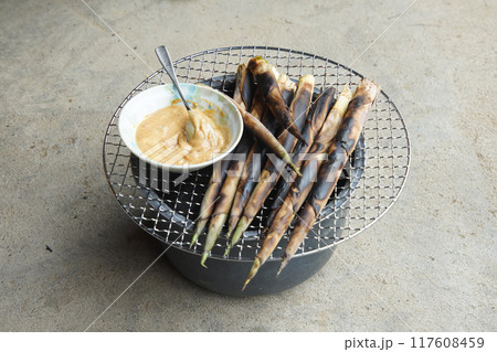 炭火で焼いた根曲がり竹 117608459