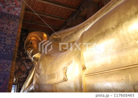 The Reclining Buddha of Wat Pho, focus selective 117608465