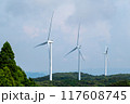 山に並ぶ風力発電の風車 117608745