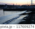 夕闇の中に浮かぶ明石海峡大橋と漁港の風景 117609274