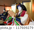 お内裏様と並ぶひな祭りのお雛様 117609279