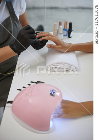 Providing Manicure Service with Modern Technology 117611076