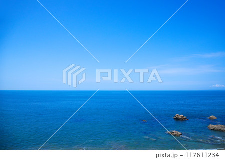 海里より村上市岩ケ崎の海岸・ビーチを望む　車窓　日本海　グルメ列車 117611234