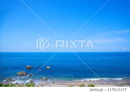 海里より村上市岩ケ崎の海岸・ビーチを望む 車窓 日本海 グルメ列車 海里より村上市岩ケ崎の海岸・ビーチを望む 車窓 日本海 グルメ列車 117611237