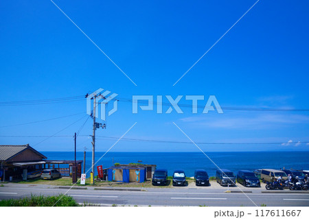 海里より村上市の柏尾海水浴場を望む　車窓　日本海　グルメ列車 117611667