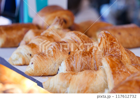 fresh baked croissant in a bakery  117612732