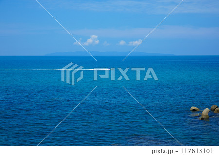 漁船と遠方の佐渡島 桑川の海辺の景観 海岸 日本海 笹川流れ 桑川漁港など 漁船と遠方の佐渡島 桑川の海辺の景観 海岸 日本海 笹川流れ 桑川漁港など 117613101