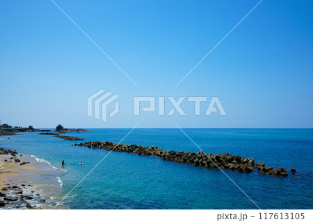 桑川の海辺の景観　ビーチとテトラポット　日本海　　 117613105