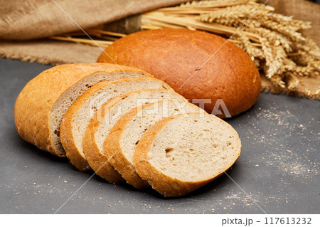 Sliced round loaf of freshly baked bread, perfect for breakfast or sandwich making 117613232
