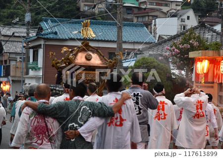 夕暮れの真鶴貴船まつりの神輿　神奈川 117613899