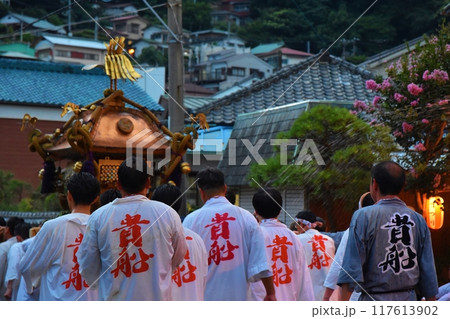 夕暮れの真鶴貴船まつりの神輿　神奈川 117613902