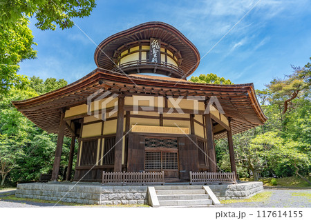 三重県伊賀市　夏の伊賀上野城内にある松尾芭蕉生誕300年を記念して建てられた俳聖殿 117614155