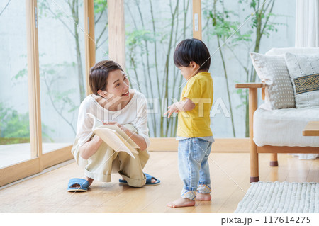 息子に本を読むお母さん 117614275
