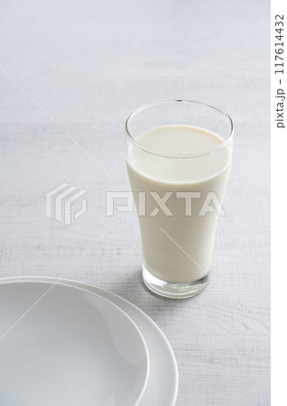 白いテーブルに置かれた豆乳 白いテーブルに置かれた豆乳 117614432