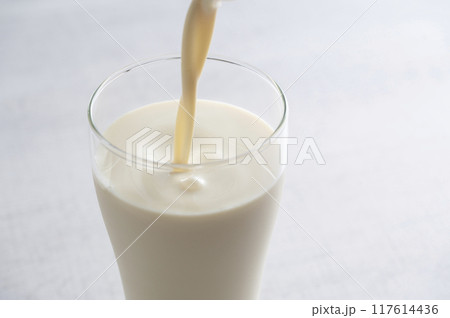 グラスに豆乳を注ぐ 117614436