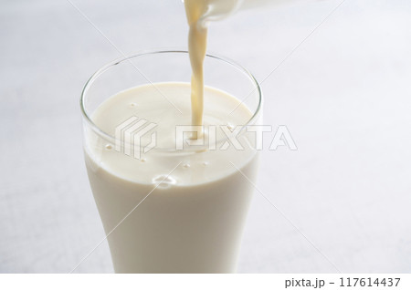 グラスに豆乳を注ぐ グラスに豆乳を注ぐ 117614437