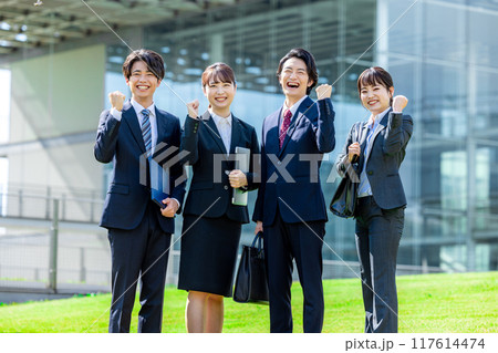 ガッツポーズをするビジネスマン 117614474