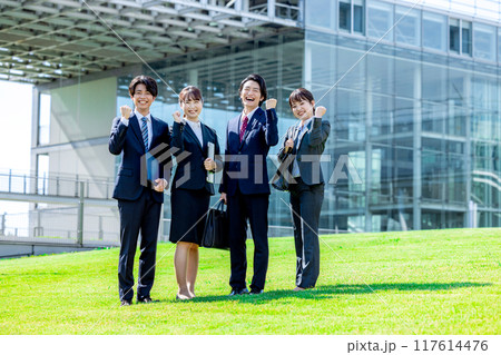 ガッツポーズをするビジネスマン 117614476