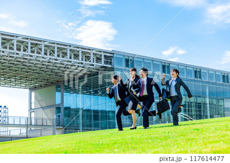 青空のしたで並ぶビジネスウーマンとビジネスマン 青空のしたで並ぶビジネスウーマンとビジネスマン 117614477