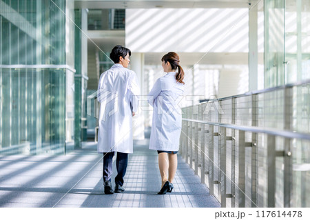 白衣を着た男女 117614478