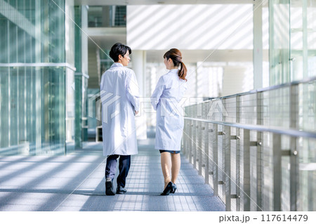 白衣を着た男女 117614479