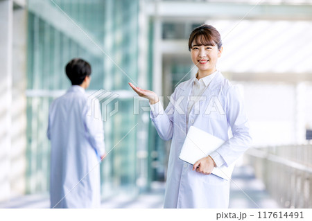 白衣を着た女性 117614491