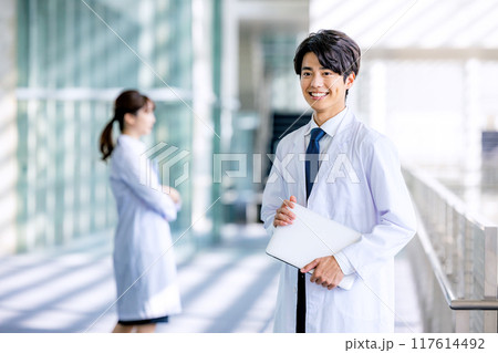 白衣を着た男女 117614492