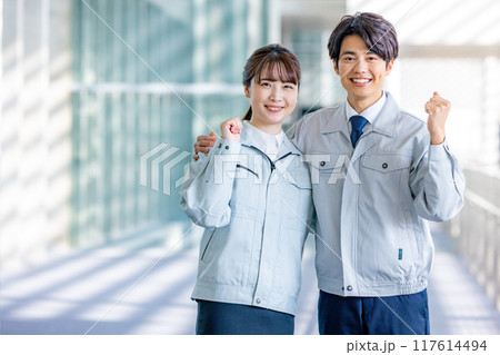 男女　ビジネス　工場 117614494