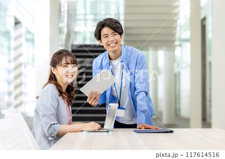 男女　ビジネス　オフィス 117614516