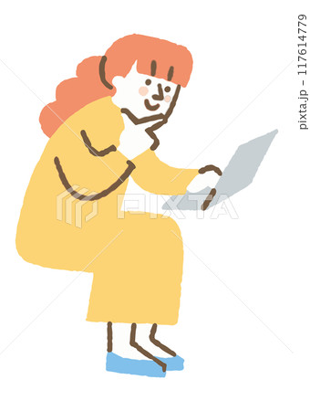 考えながらパソコン作業をしている女性_色 117614779