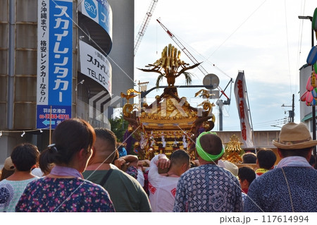 夕暮れの羽田神社例大祭　東京 117614994