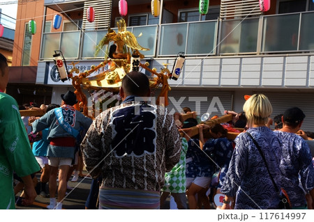 夕暮れの羽田神社例大祭　東京 117614997