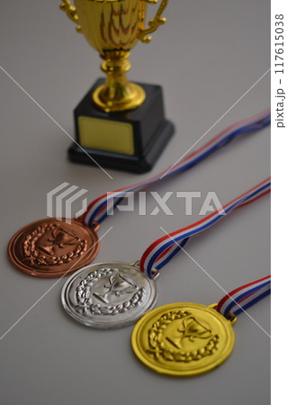 メダルとトロフィー メダルとトロフィー 117615038