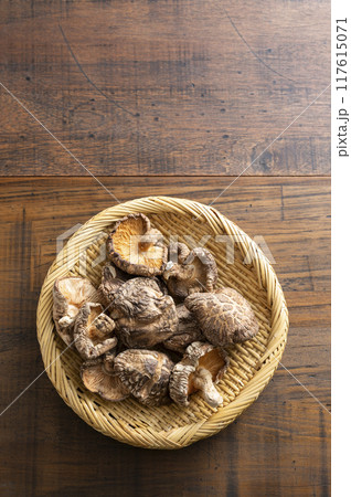 ザルに盛った干し椎茸 117615071