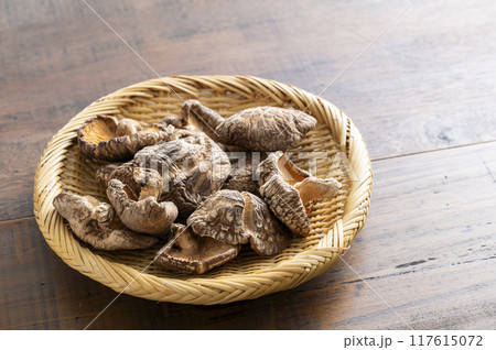 ザルに盛った干し椎茸 ザルに盛った干し椎茸 117615072