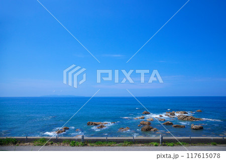 海里より村上市芦谷の海岸を望む 日本海 海里より村上市芦谷の海岸を望む 日本海 117615078