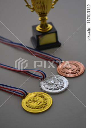 メダルとトロフィー メダルとトロフィー 117615140