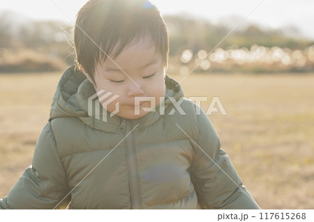 公園で遊ぶ子供 117615268