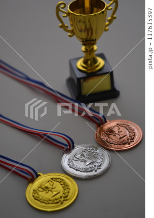 メダルとトロフィー 117615397
