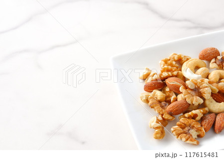 ダイエットにおすすめのミックスナッツ 117615481
