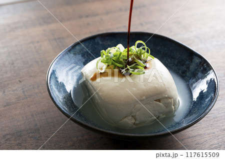 寄せ豆腐に醤油をかける 寄せ豆腐に醤油をかける 117615509