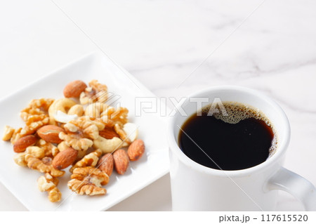 栄養たっぷりのミックスナッツと、淹れたてで香りのよいコーヒー 117615520